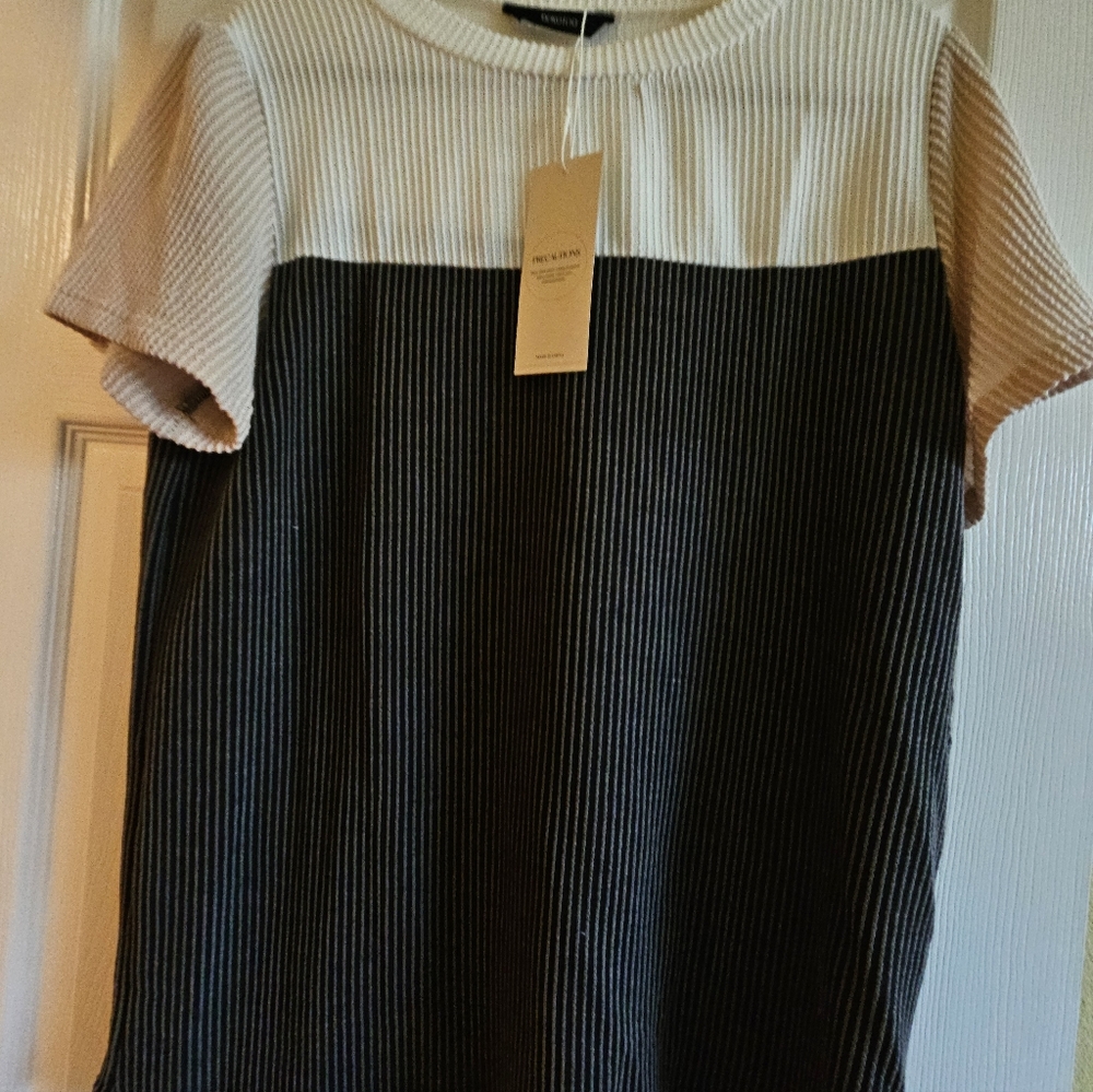 Two-Tone Ribbed Short Sleeve Top